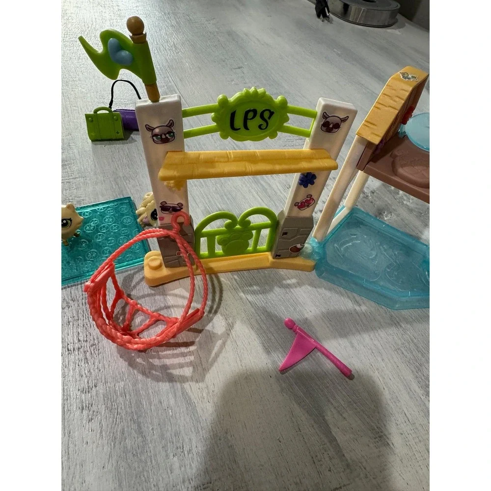 LPS Hasbro Littlest Pet Shop‎ Pet Retreat Play set Pets  and Accessories LOT